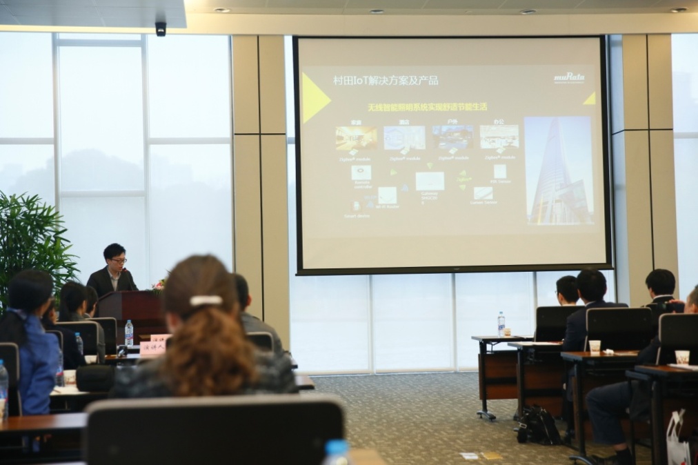 一等奖获奖队颁奖合影(颁奖嘉宾Synopsys 工程副总裁Yankin Tanurhan博士)